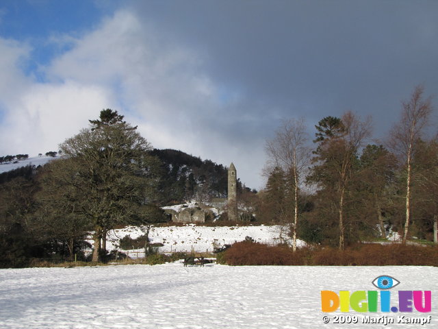 SX02573 Round Tower Glendalough in snow